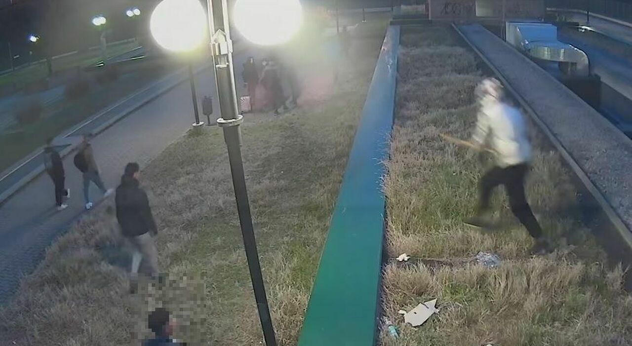Bambino di 8 anni preso a bastonate da una baby gang a Roma: stava festeggiando il compleanno al parco. È grave