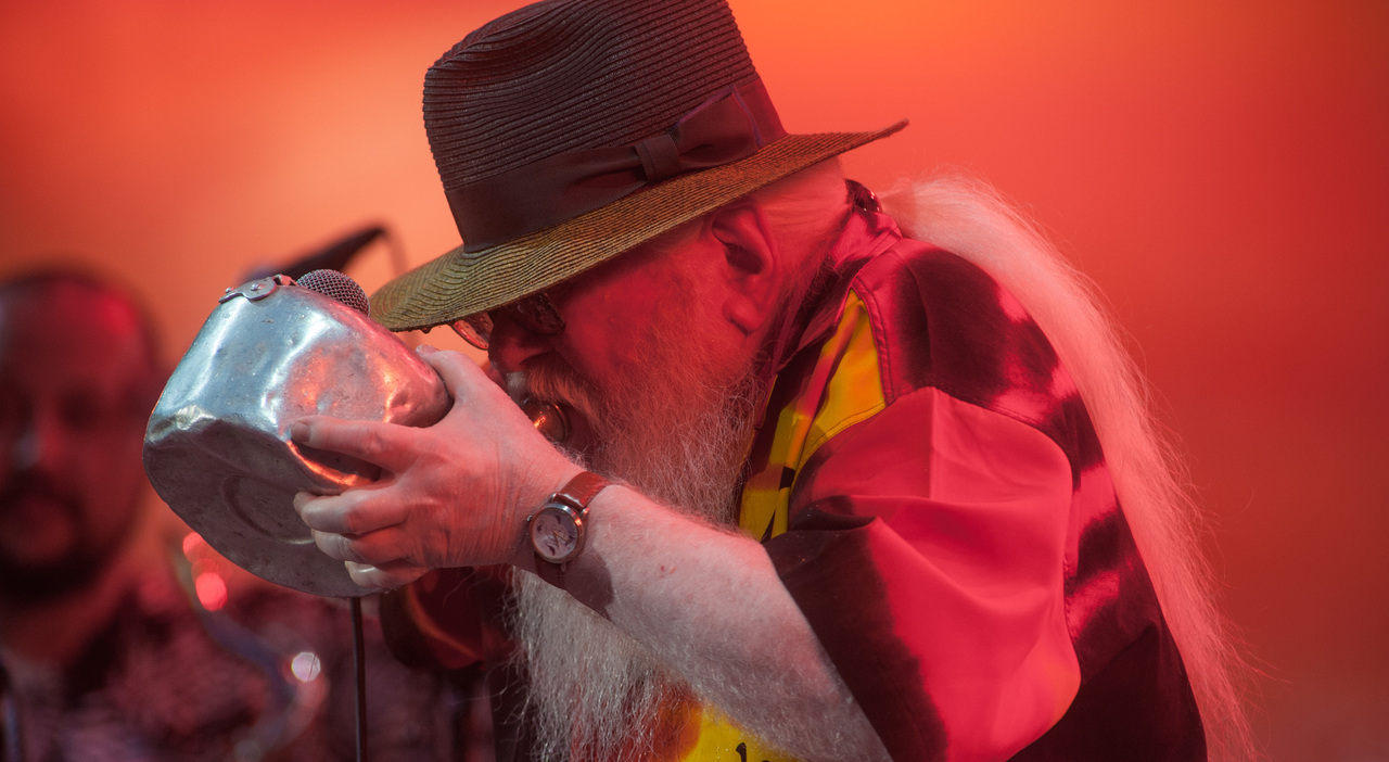 https://statics.cedscdn.it/photos/MED_HIGH/2025/09/14/9067676_14193502_hermeto_pascoal_morto_chi_era_musicista_mago_suoni_eredita_rara_brasile_oggi_14_9_2025.jpg