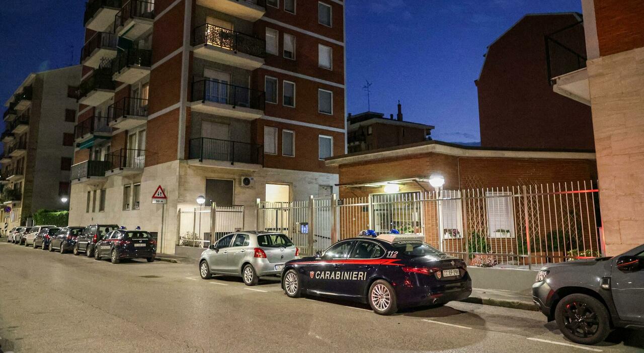 Si lancia nel vuoto dal balcone di casa, centra e uccide una donna che camminava sul marciapiede in zona Baggio a Milano Si lancia nel vuoto dal balcone di casa, centra e uccide una donna che camminava sul marciapiede in zona Baggio a Milano