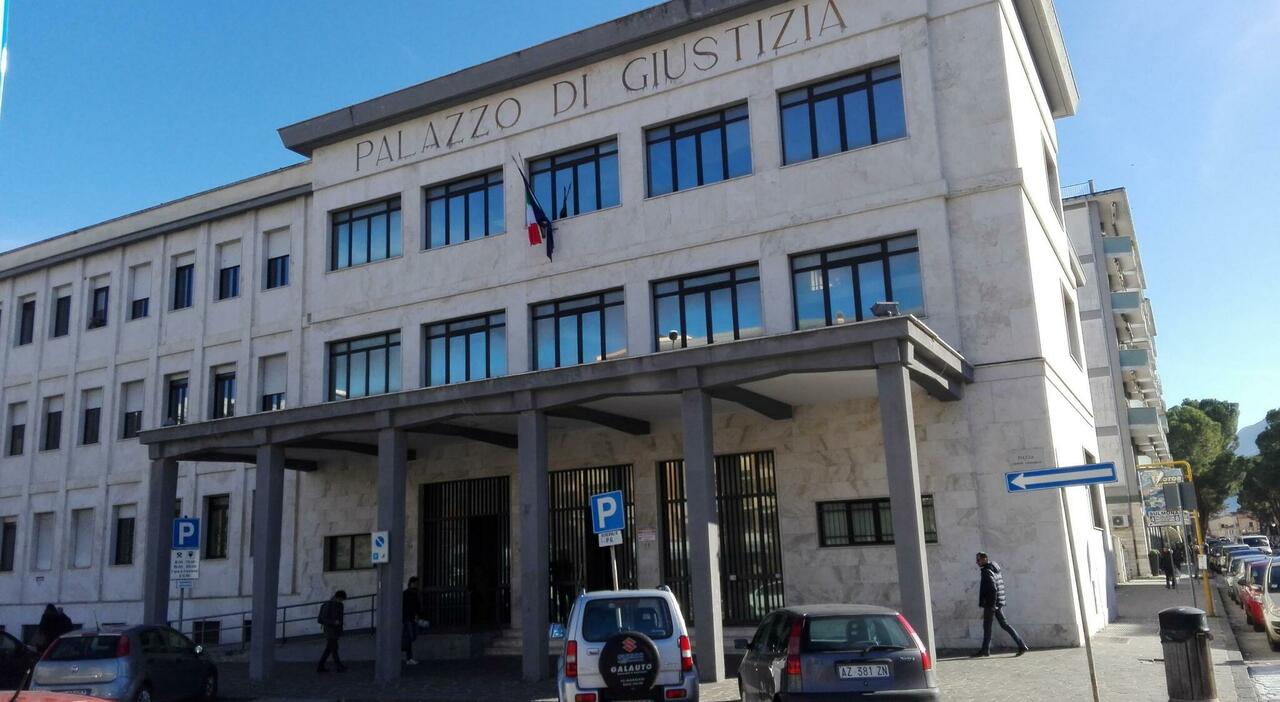 Sulmona, violentata 12enne: il video diffuso su WhatsApp. Indagati un 18enne e un 14enne: «Quei ricatti duravano da due anni»