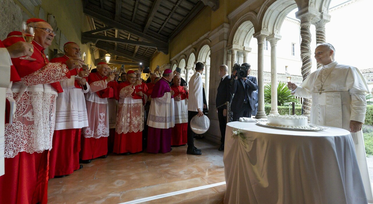 https://statics.cedscdn.it/photos/MED_HIGH/2025/09/14/9067825_14221710_papa_leone_festa_compleanno_cardinali_brindisi_torta_cardinali_oggi_14_9_2025.jpg