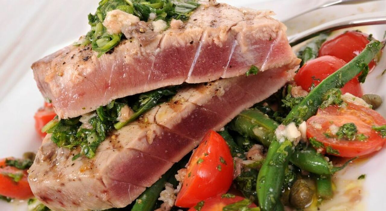 https://statics.cedscdn.it/photos/MED_HIGH/2025/09/15/9069177_15154107_intossicazione_tonno_ristorante_sintomi_sindrome_sgombroide_sarzana_la_spezia_oggi_15_9_2025.jpg