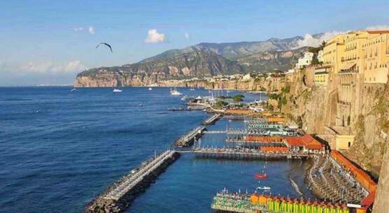 https://statics.cedscdn.it/photos/MED_HIGH/2025/09/15/9069216_15161426_cadavere_meta_di_sorrento_oggi_15_9_2025.jpg
