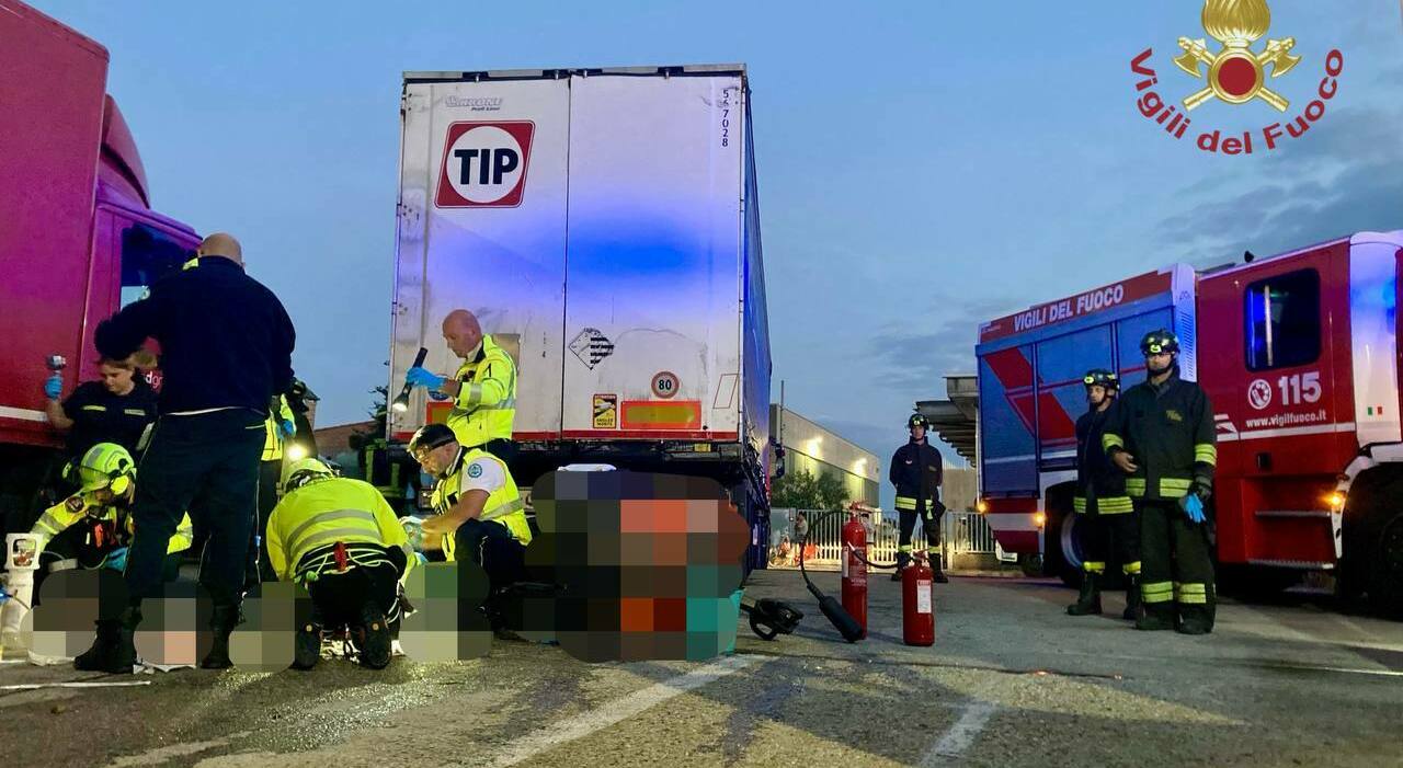 Operaio schiacciato da un muletto caduto da un camion: è in fin di vita Operaio schiacciato da un muletto caduto da un camion: è in fin di vita