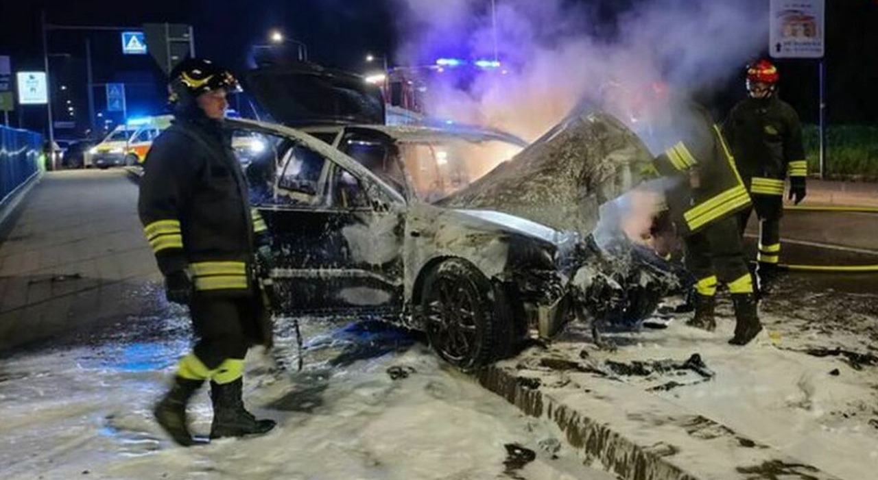 https://statics.cedscdn.it/photos/MED_HIGH/2025/09/15/9069545_15205048_morto_auto_fiamme_latina_scalo.jpg