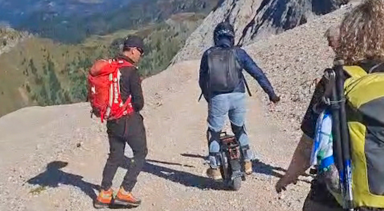 https://statics.cedscdn.it/photos/MED_HIGH/2025/09/15/9069571_15212019_turismo_cafone_scende_monociclo_marmolada.jpg