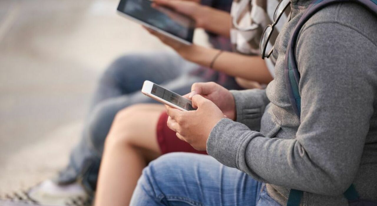 https://statics.cedscdn.it/photos/MED_HIGH/2025/09/15/9069599_15213908_smartphone_vietati_scuola_studenti_opinioni_parlo_piu_compagni_liceo_milano_oggi_16_9_2025.jpg