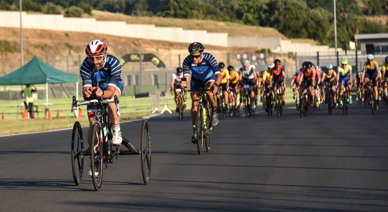 https://statics.cedscdn.it/photos/MED_HIGH/2025/09/15/9069637_15220804_roma_sport_xxivh_2025_ciclismo_running_paracycling_evento_sport_vallelunga_oggi_15_9_2025_2_.jpg