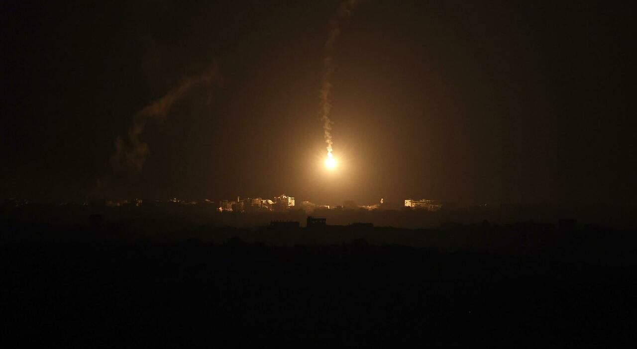 https://statics.cedscdn.it/photos/MED_HIGH/2025/09/16/9070785_16074013_gaza_notte.jpg