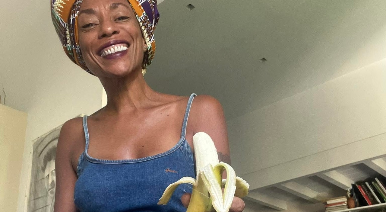 https://statics.cedscdn.it/photos/MED_HIGH/2025/09/16/9070843_16085949_antonella_bundu_risponde_insulti_razzisti_foto_banana_casa_pound_oggi_16_settembre_2025.jpg