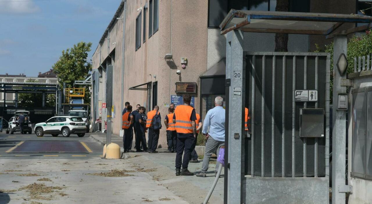 https://statics.cedscdn.it/photos/MED_HIGH/2025/09/16/9071160_16141259_cede_tetto_operaio_muore_mentre_monta_pannelli_solari_san_giuliano_milanese_oggi_16_9_2025.jpg