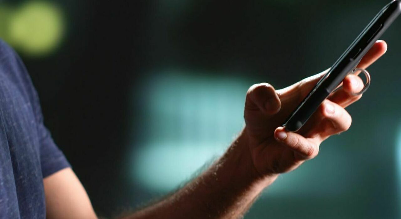 Violenta la figlia di 5 anni, filma gli abusi e li pubblica sui social: «Non sono riuscito a trattenermi». Arrestato 26enne