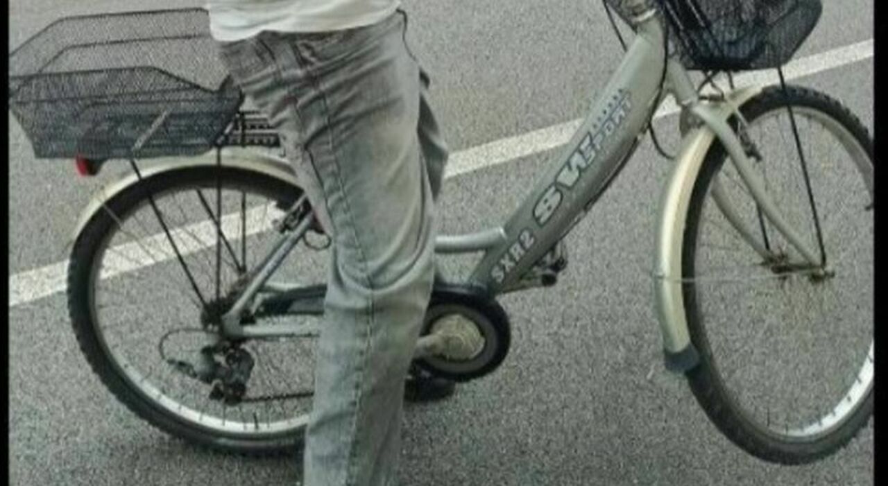 Gli rubano la bici che usa per andare a scuola: l