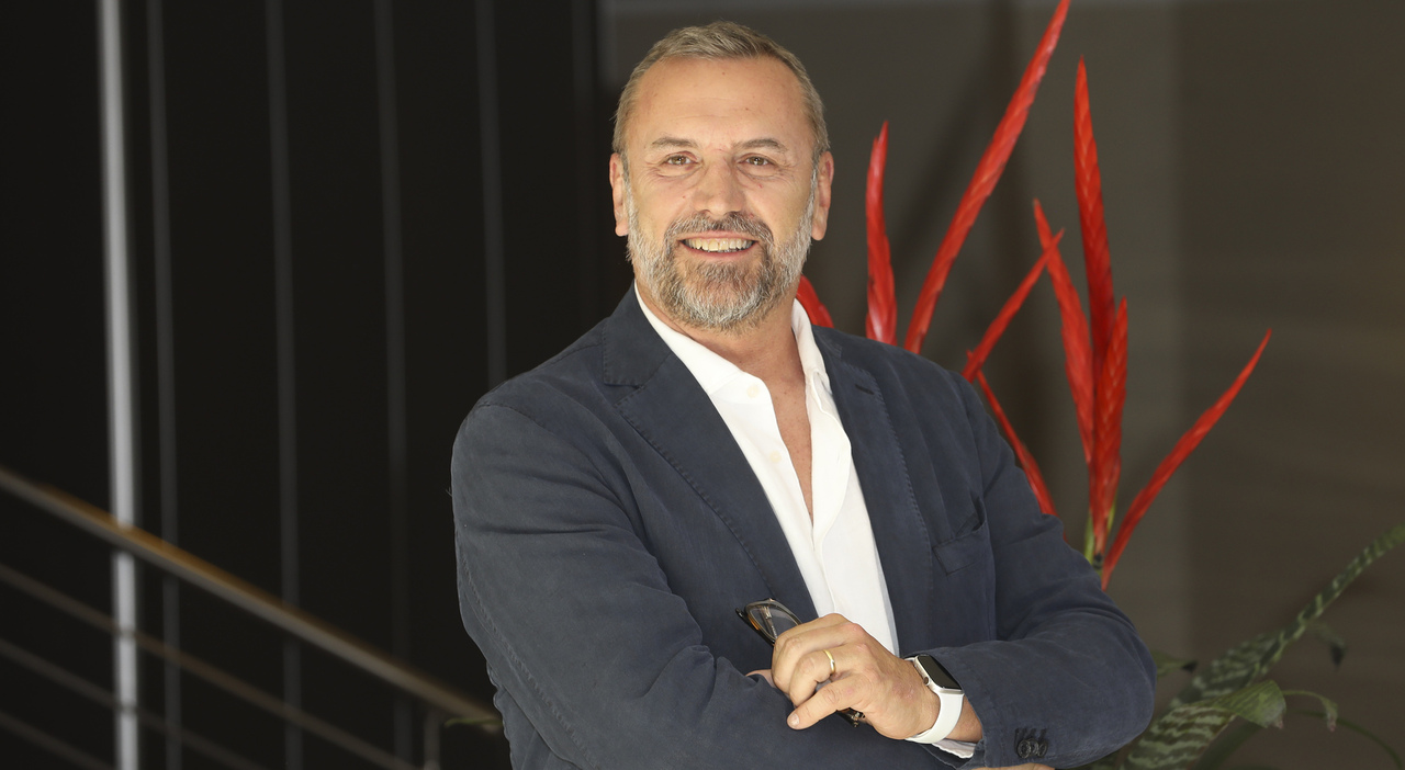 https://statics.cedscdn.it/photos/MED_HIGH/2025/09/17/9072952_17091910_andrea_zalone_intervista_figli_littizzetto_crozza_eta_moglie_compagna_oggi_17_9_2025.jpg
