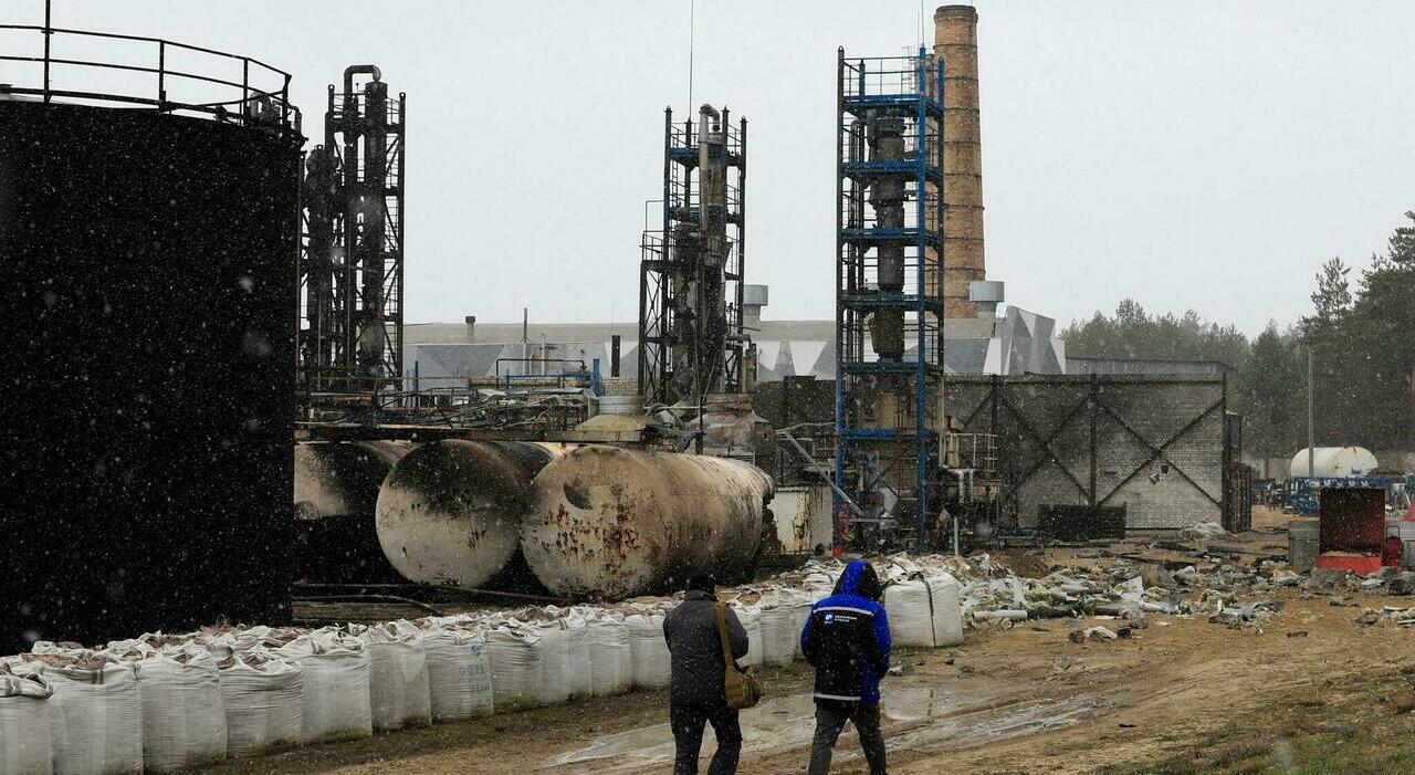 economia russa il duro colpo degli attacchi alle raffinerie mosca si prepara a tagliare la produzione di petrolio