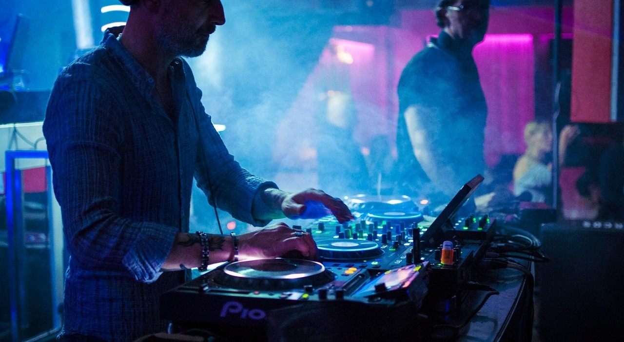 https://statics.cedscdn.it/photos/MED_HIGH/2025/09/17/9073080_17113544_nightclub_6686682_1280.jpg