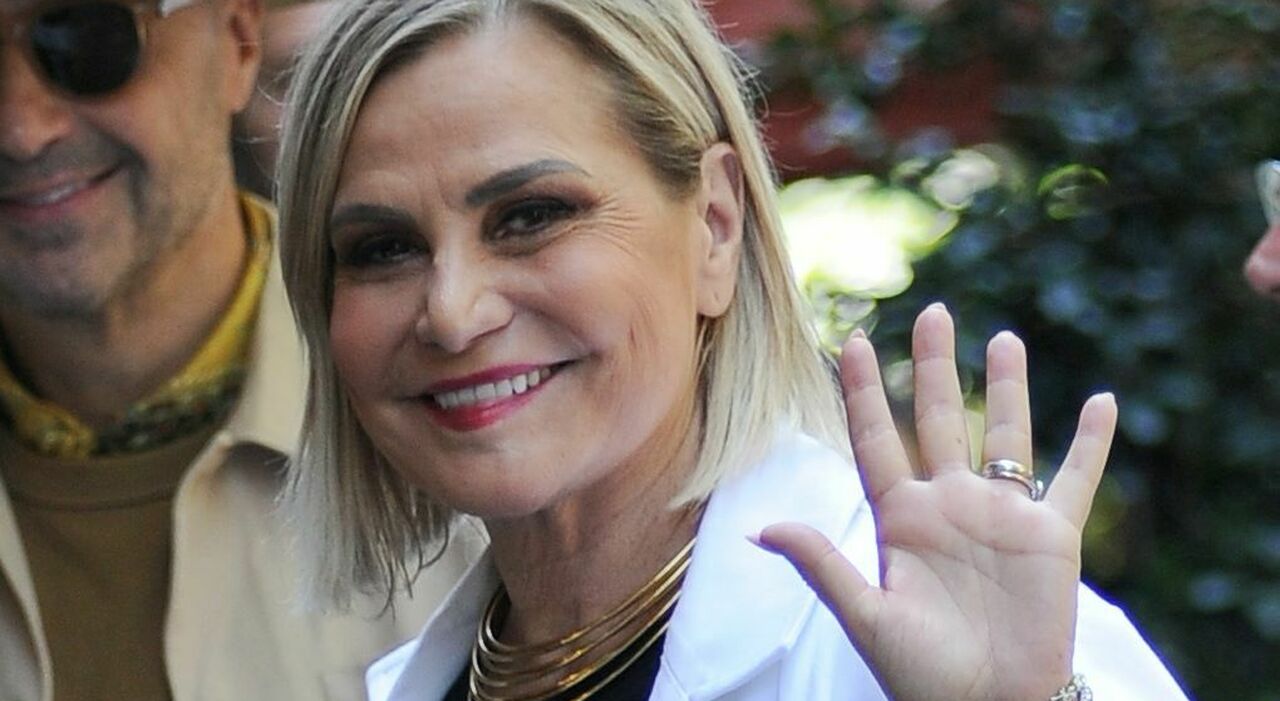 https://statics.cedscdn.it/photos/MED_HIGH/2025/09/17/9073122_17124315_simona_ventura_primo_concorrente_gf_.jpg