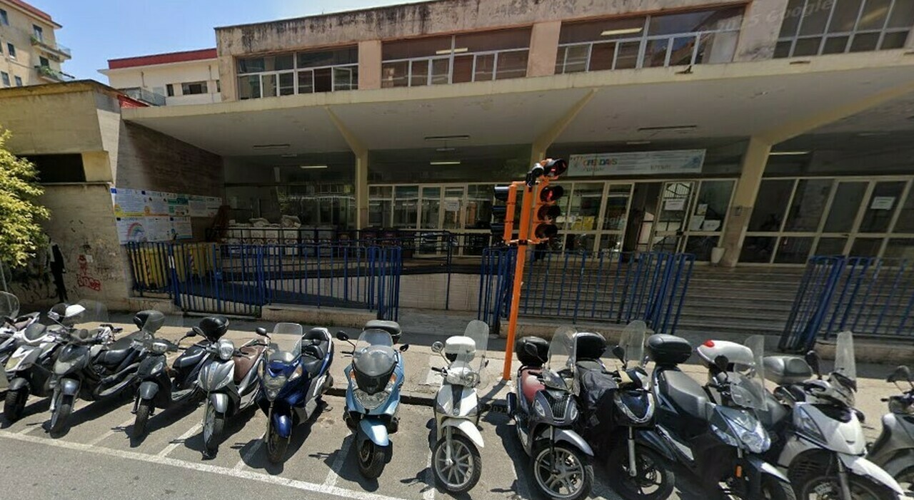 https://statics.cedscdn.it/photos/MED_HIGH/2025/09/17/9073280_17134016_professore_malore_classe_studenti_morto_oggi_17_9_2025.jpg