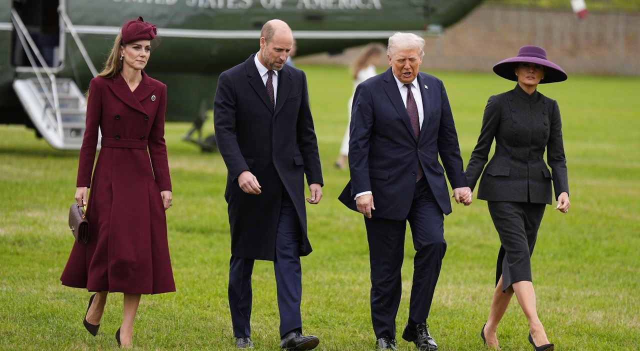 Trump a Londra, i look: Kate Middleton in burgundy (e con la spilla di Lady Diana), Melania Trump in Dior con il cappello scudo. Cosa hanno indossato