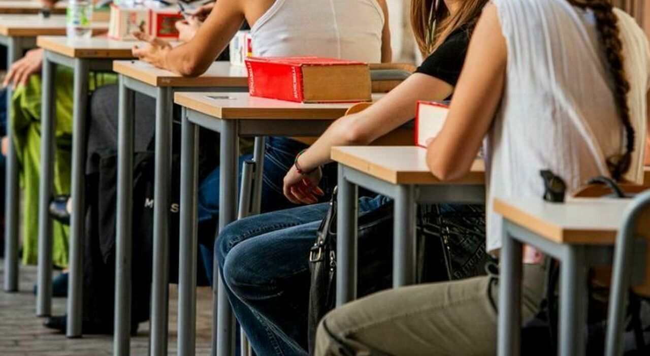 https://statics.cedscdn.it/photos/MED_HIGH/2025/09/17/9073304_17140010_scuola_nuovo_dress_code_no_unghie_outfit_gonne_regolamento_vestiti_oggi_17_settembre_2025.jpg