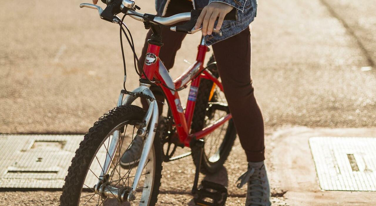 https://statics.cedscdn.it/photos/MED_HIGH/2025/09/17/9073438_17160848_ragazzo_posa_mentre_si_guida_la_sua_bici.jpg