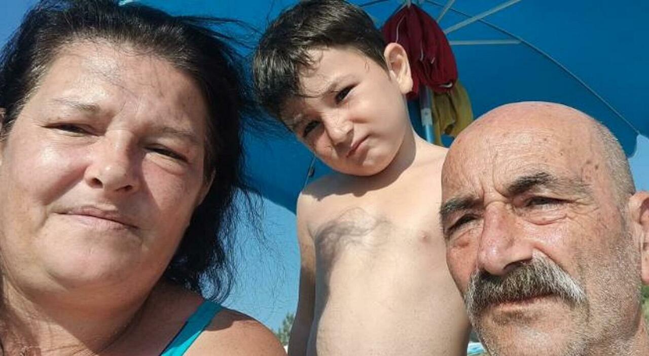 Mattia Restuccia travolto in bici con mamma Genny: «È attaccato alle macchine ma il mio bambino è ancora bello. Ho già perso mio marito. Carcere per il colpevole»
