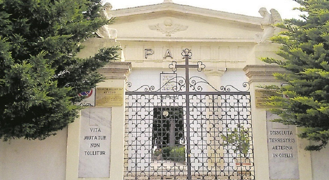 Ugento, scatti senza permesso al cimitero: la tomba di una giovane finisce in un fotoromanzo