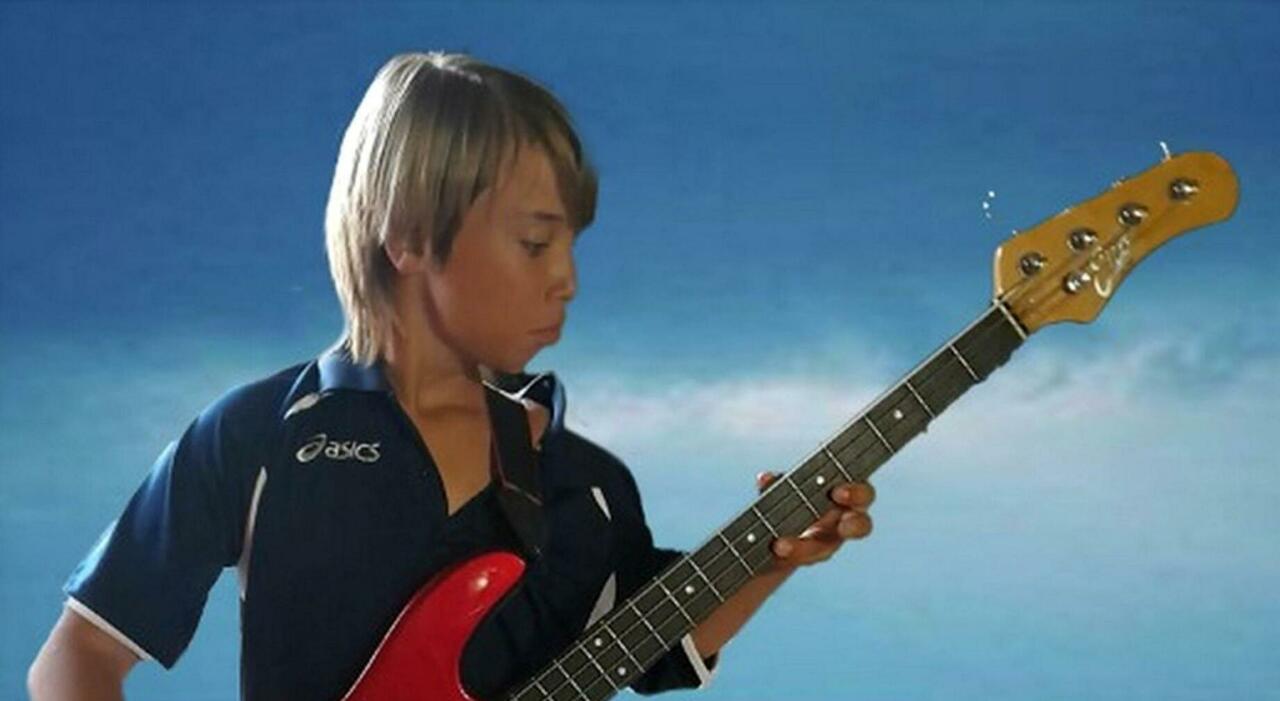 Paolo Mandico, i nomi di 4 compagni di classe in Procura. Il padre: «Sono quelli che lo hanno bullizzato». Le risate ai funerali