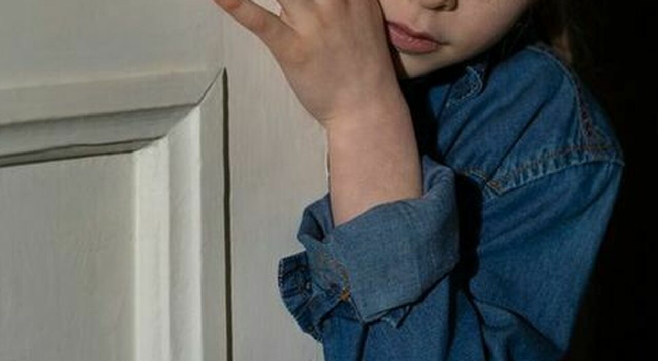 «Nonno mi ha toccato, mi ha fatto male»: bambina di 5 anni confessa le violenze alla mamma, anche lei molestata dal suocero
