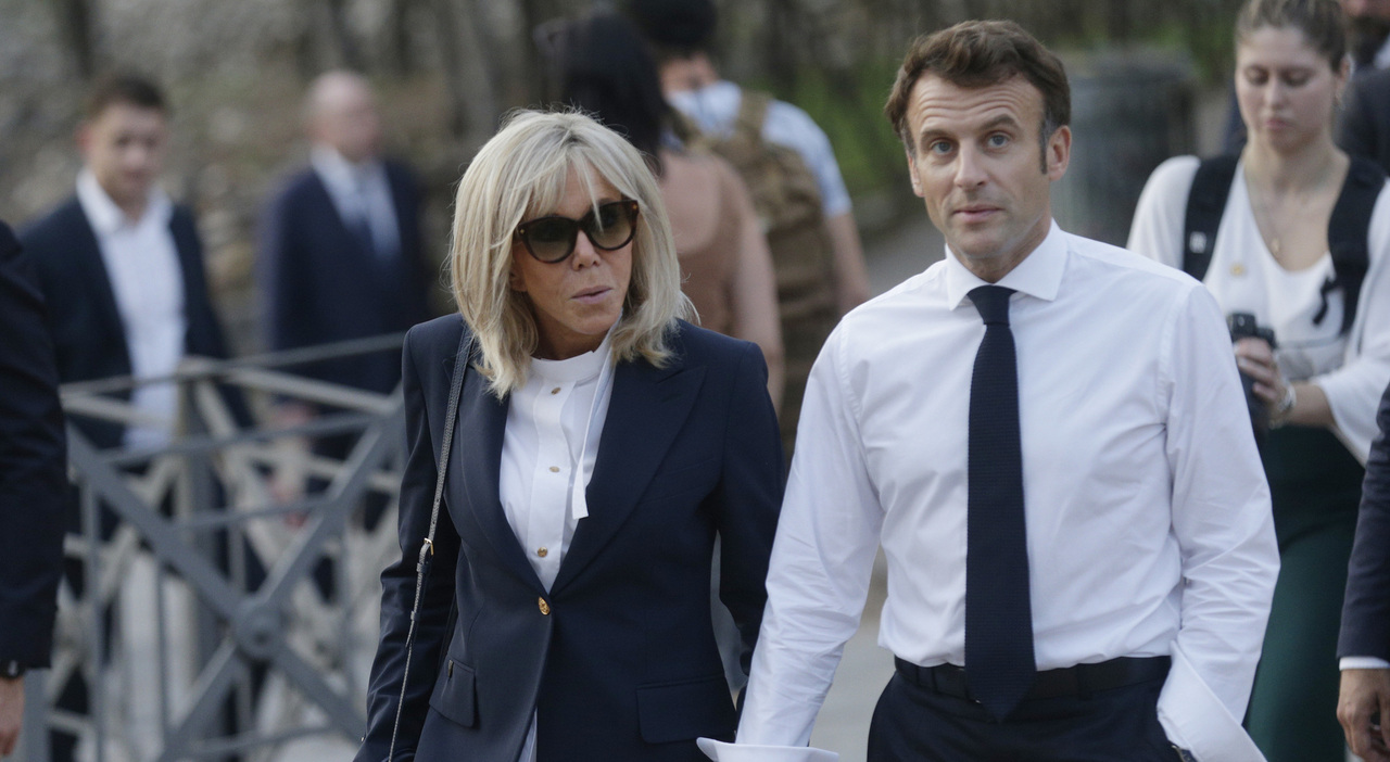 Brigitte Macron porterà in tribunale le prove che è donna: «Anche le foto da incinta». Un Brigitte Macron porterà in tribunale le prove che è donna: «Anche le foto da incinta». Un