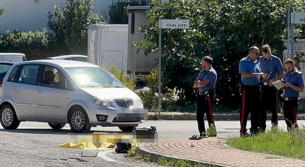 tragico scontro tra auto e moto a osteria nuova morto un centauro la due ruote 232 volata per alcuni metri piombando in un prato