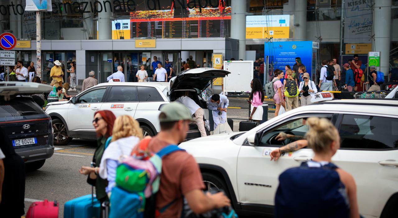 Napoli, taxi: pronte le telecamere per blindare i presìdi fissi Napoli, taxi: pronte le telecamere per blindare i presìdi fissi
