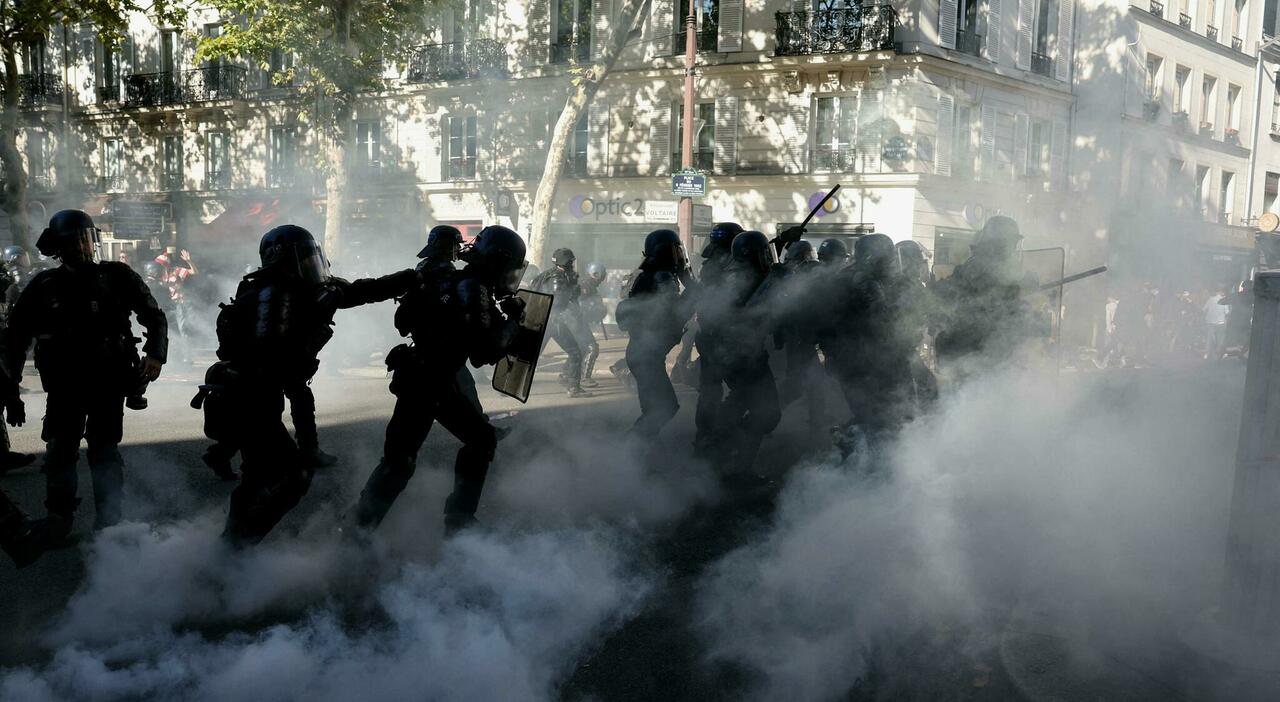 Parigi, scontri alla manifestazione contro i piani di austerity: fermate 128 persone, feriti sette poliziotti