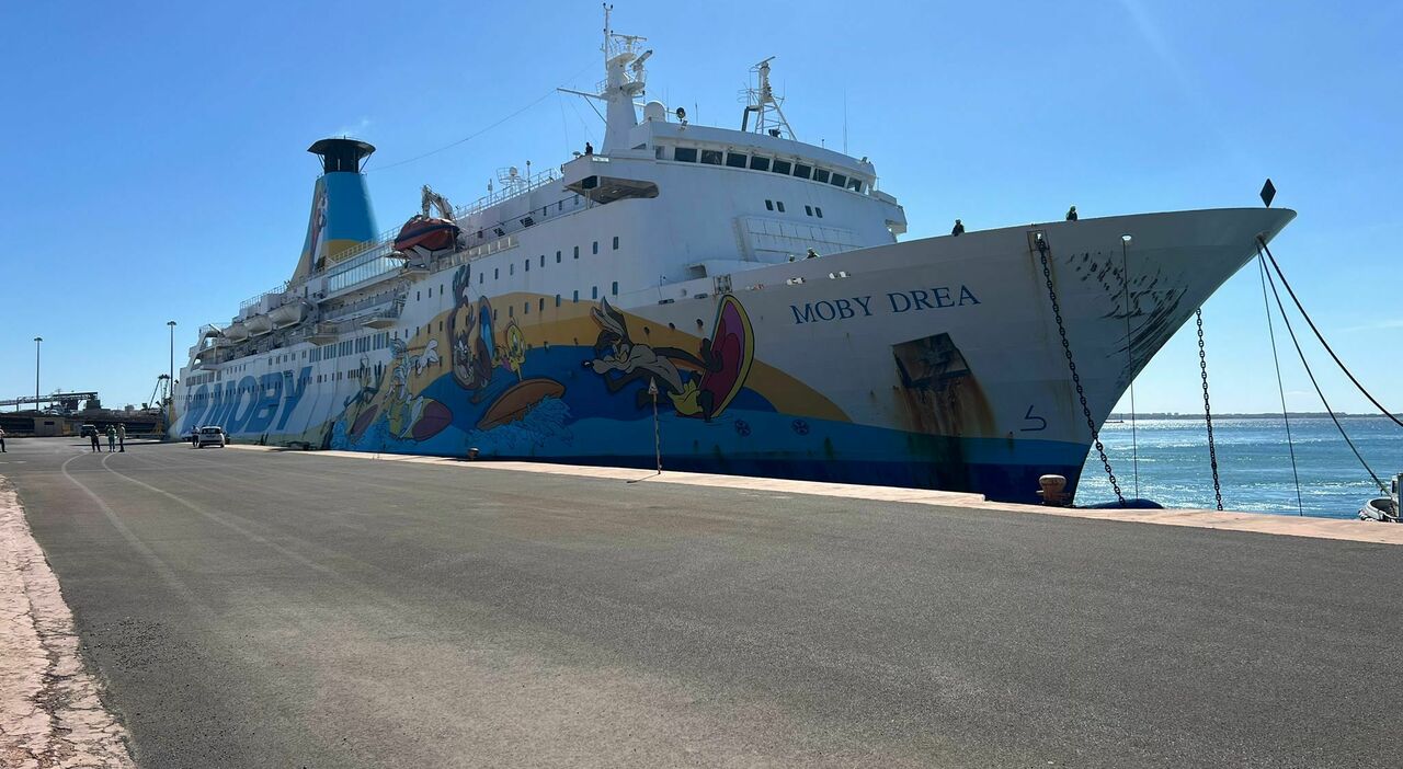 La nave con l?amianto è a Taranto. Ma ora cerca un nuovo approdo