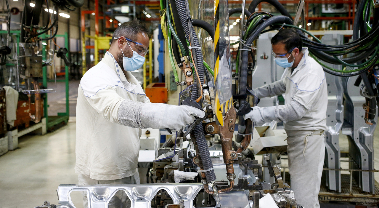 https://statics.cedscdn.it/photos/MED_HIGH/2025/09/18/9075902_18205906_veneto_produzione_industrie_paola_carron.jpg