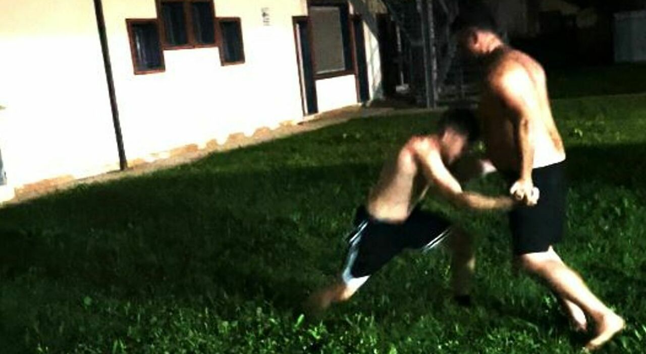 Lotta clandestina dietro le scuole medie: gli incontri illuminati dai fari delle auto come in un vero ring. «C