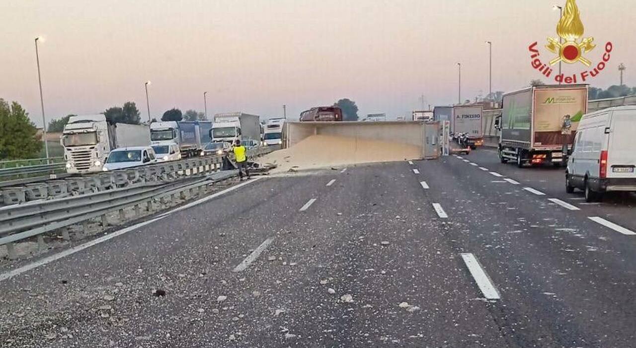 incidente sulla a4 chiusa l autostrada in direzione milano per un tir carico di mais ribaltato a padova