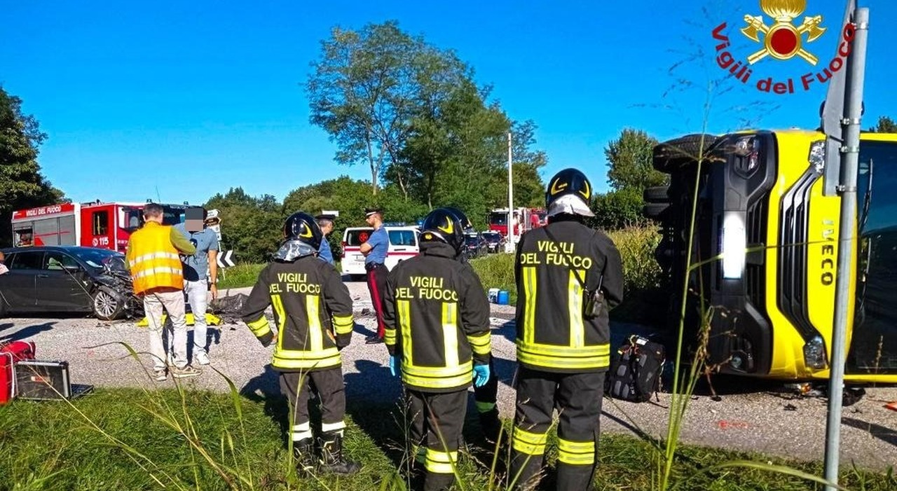 scuolabus si schianta contro un auto e si ribalta a bordo 21 bambini cinque feriti