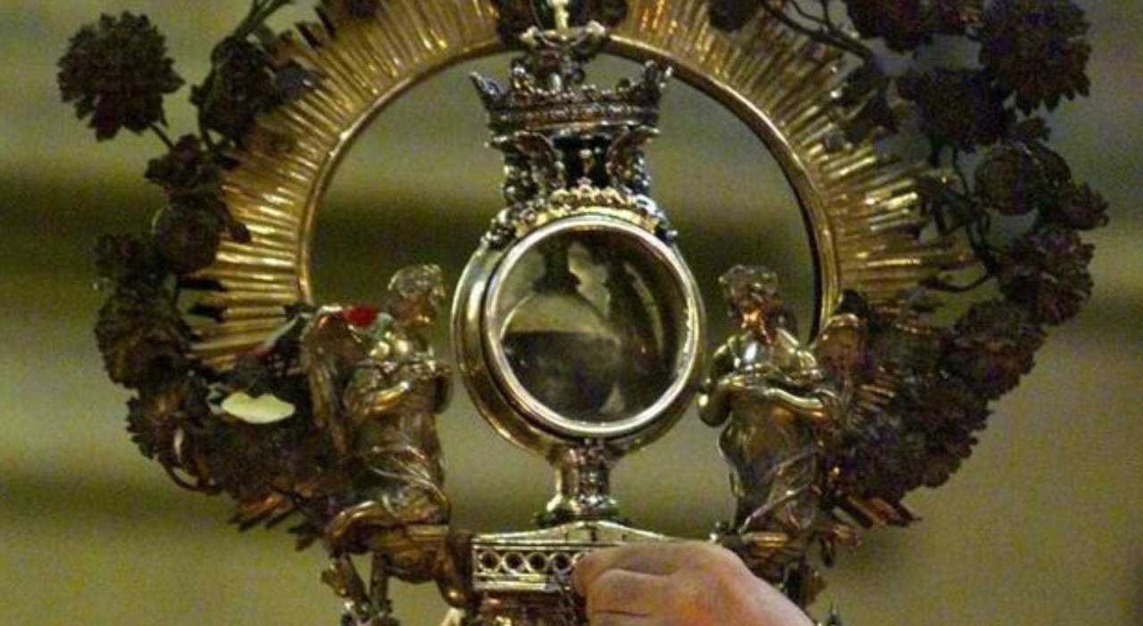 https://statics.cedscdn.it/photos/MED_HIGH/2025/09/19/9077170_19083505_miracolo_san_gennaro_napoli_attende_prodigio_programma_diretta_oggi_19_9_2025.jpg