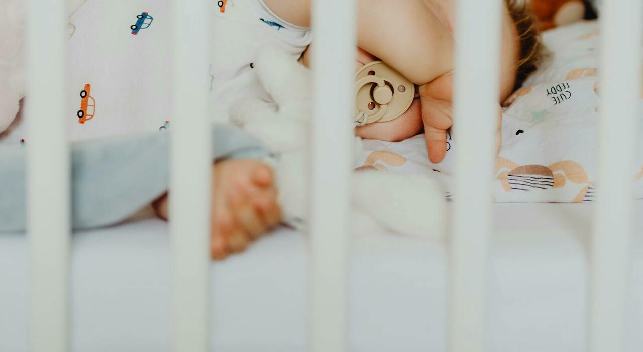 https://statics.cedscdn.it/photos/MED_HIGH/2025/09/19/9077366_19115325_bambina_18_mesi_lasciata_sola_a_casa_vicini_mamma_papa_oggi_19_9_2025.jpg