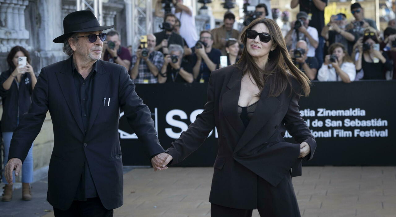 https://statics.cedscdn.it/photos/MED_HIGH/2025/09/19/9077400_19122118_monica_bellucci_tim_burton_rottura_relazione_clandestina_inizi_prime_apparizioni_tutte_tappe_amore_oggi_19_9_2025.jpg