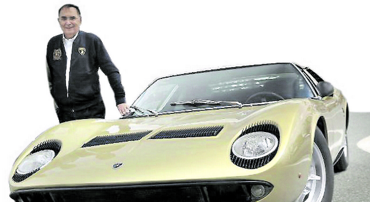 Giampaolo Dallara, 89 anni, con la sua creatura più famosa, la Lamborghini Miura