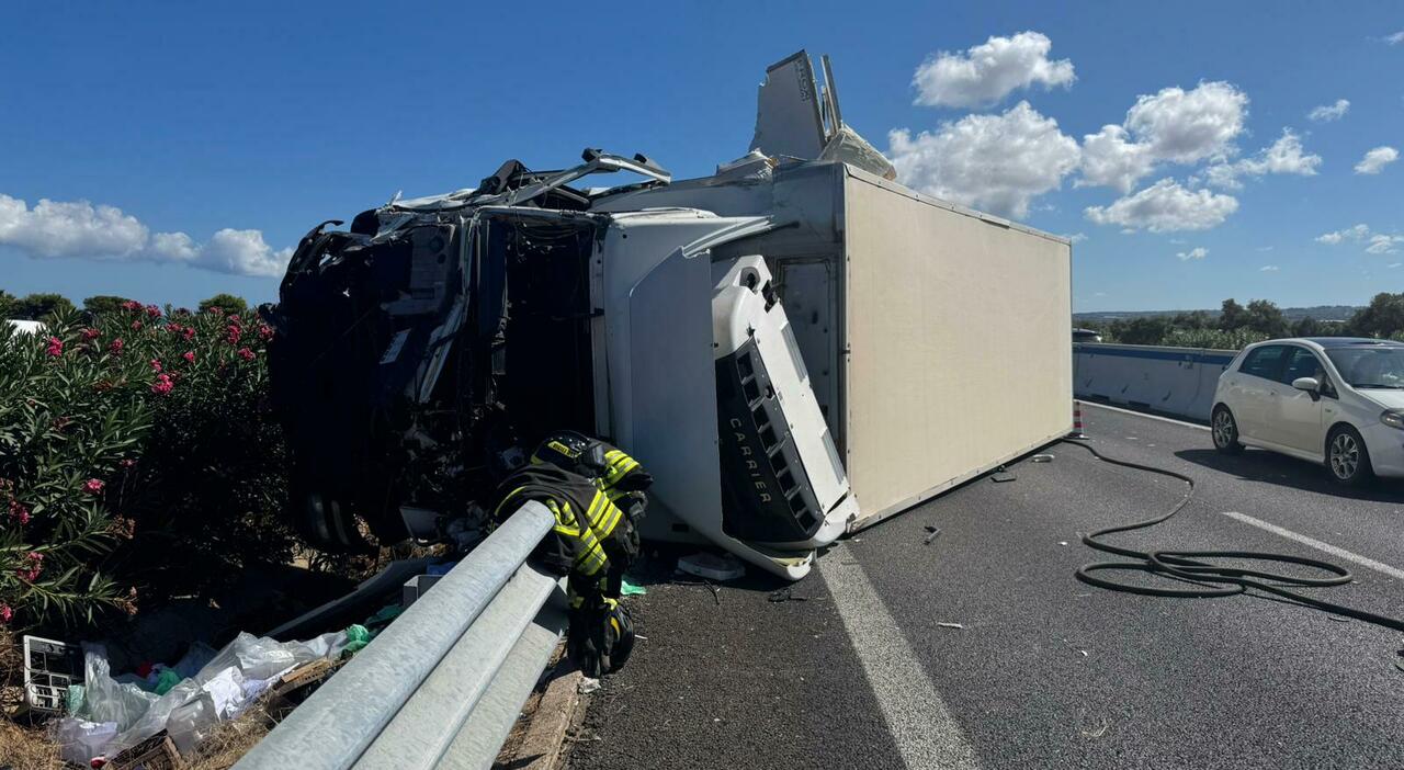 Incidente sulla Statale 16 a Polignano: camion contro furgone, code chilometriche. Un ferito Incidente sulla Statale 16 a Polignano: camion contro furgone, code chilometriche. Un ferito