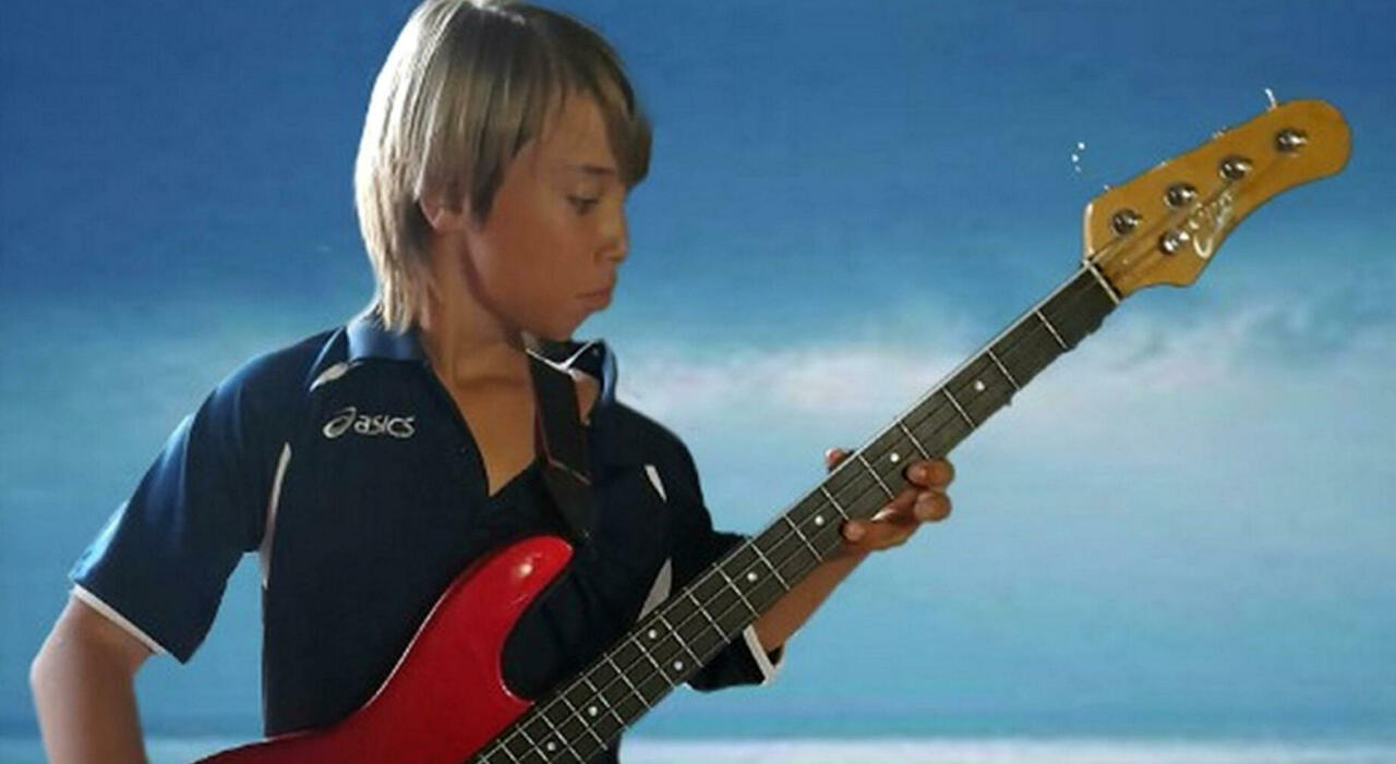 Paolo suicida a 15 anni a Latina, la mamma: «Le parole possono essere pugni». Nelle chat dei bulli insulti anche al papà