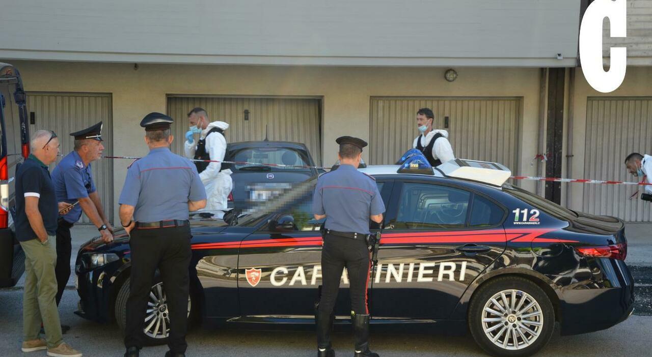 Sangue ovunque, ferite e la testa chiusa in un sacchetto: coppia scopre nel suo garage il cadavere di un uomo a Loreto FOTO