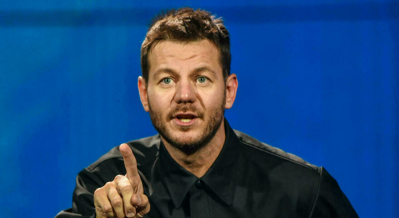 https://statics.cedscdn.it/photos/MED_HIGH/2025/09/19/9077703_19165944_alessandro_cattelan.jpg