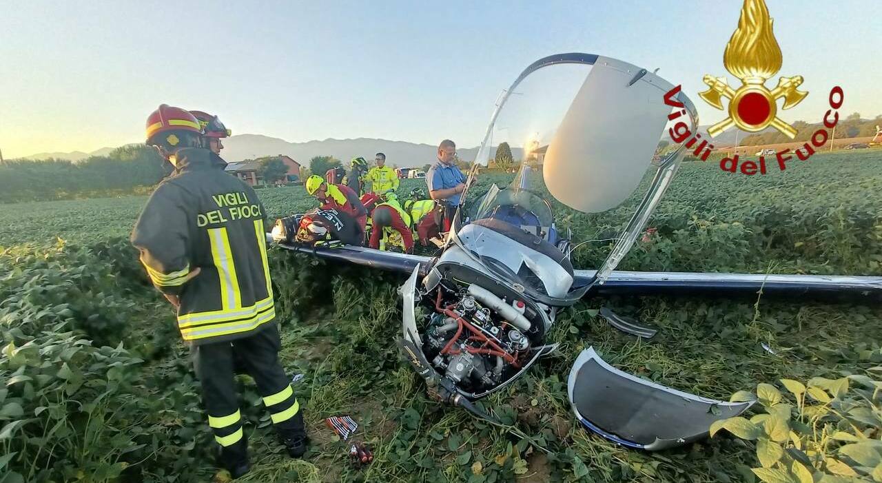 aereo ultraleggero precipita su un campo subito dopo il decollo due le persone rimaste incastrate tra i rottami del velivolo