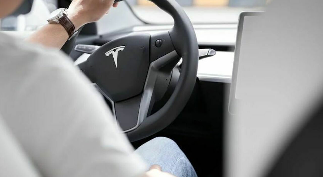 https://statics.cedscdn.it/photos/MED_HIGH/2025/09/19/9077788_19184300_incidente_tesla_in_fiamme_morti_bambini_auto_elettrica_germania_oggi_19_settembre_2025.jpg