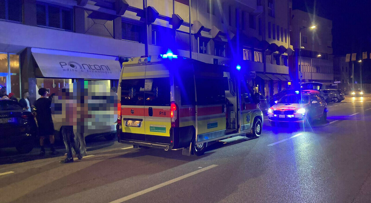 Lite per un telefonino, poi scoppia la rissa: denunciati tre stranieri di 20, 27 e 32 anni. Finito in sala operatoria il giovane senegalese ferito con cocci di bottiglia Lite per un telefonino, poi scoppia la rissa: denunciati tre stranieri di 20, 27 e 32 anni. Finito in sala operatoria il giovane senegalese ferito con cocci di bottiglia
