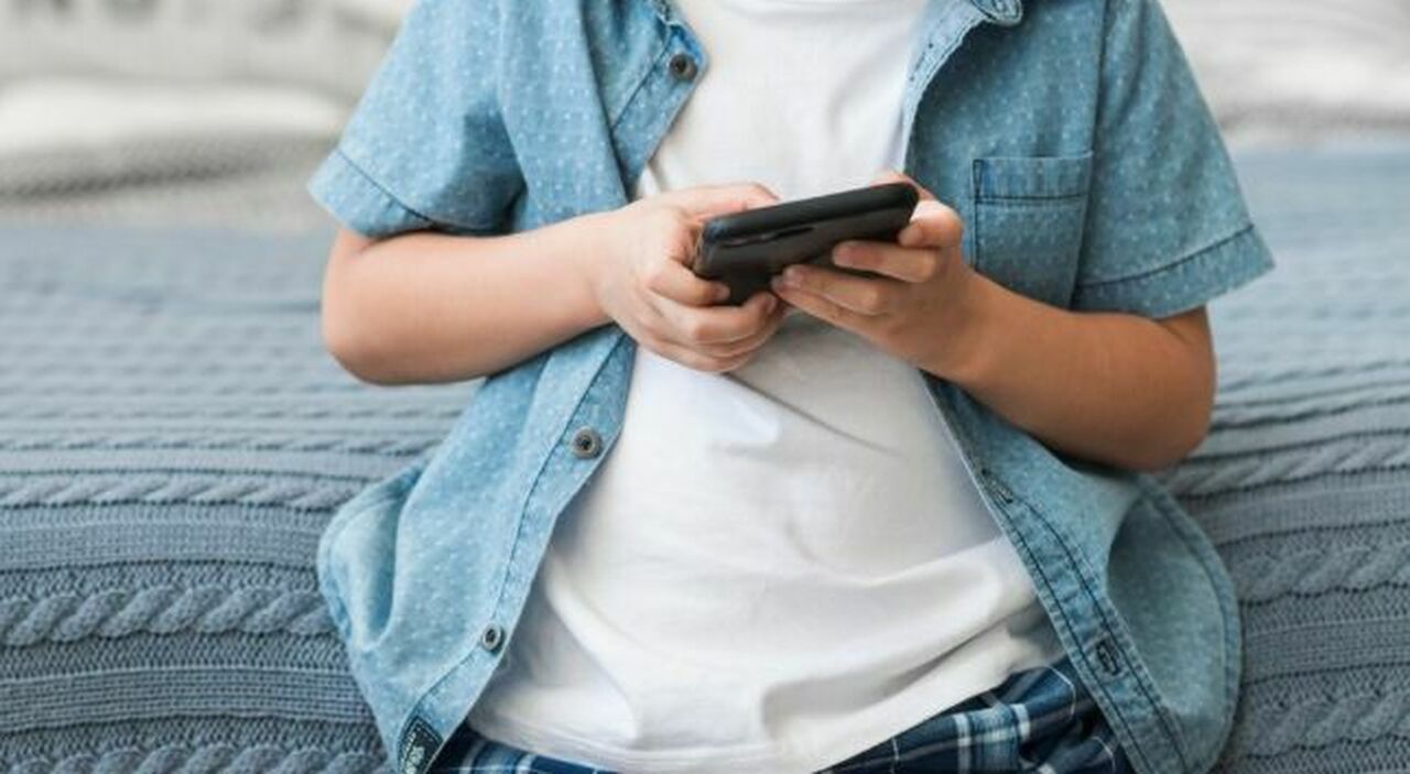 https://statics.cedscdn.it/photos/MED_HIGH/2025/09/19/9077932_19203213_mamma_malore_bambino_salva_smartphone_invia_posizione_zii_varcaturo_napoli_oggi_19_settembre_2025.jpg